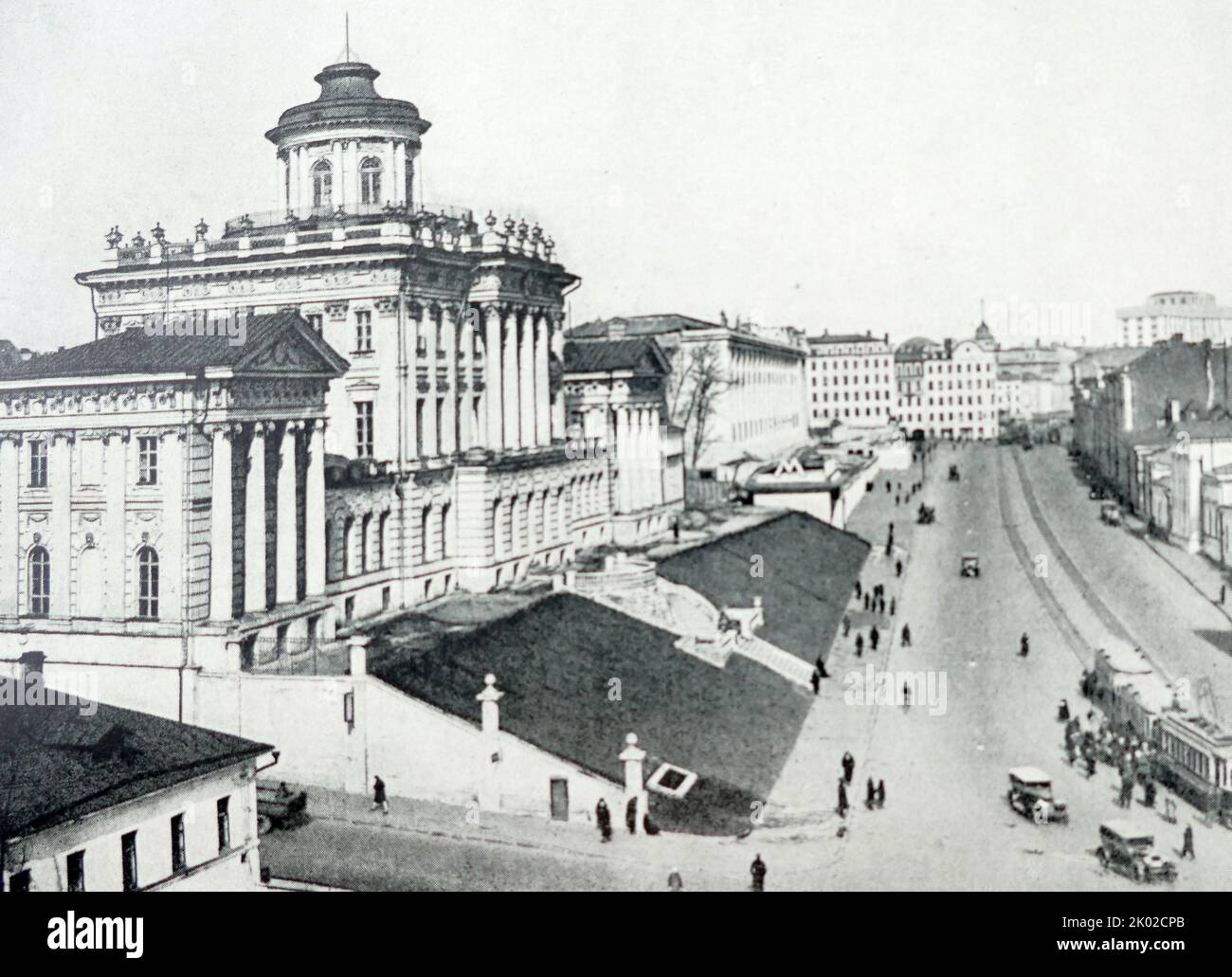 La construction de la bibliothèque Lénine (ancienne maison Pashovskiy, plus tard - musée Rumyantsev). La seconde moitié du 18th siècle. La bibliothèque Lénine est l'un des sites architecturaux les plus importants de la vieille Moscou. Le bâtiment est unique et combine des styles monumentaux et légers avec la clarté du style classique et la fête du baroque. L'architecte (l'architecte présumé est Bazhenov) a utilisé une haute colline comme piédestal sur lequel il ya des façades minces surmontées par un belvédère léger, de forme ronde. La séparation stricte du bâtiment en 3 parties n'affecte pas l'unité organique depuis le Banque D'Images