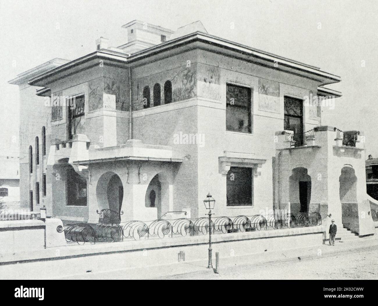 Maison où M. Gorky vivait. (Ancien manoir de Ryabushinskiy). Le début du 20th siècle. Ce bâtiment situé à Malaya Nikitskaya représente un manoir Bourgeois de style moderne typique. L'asymétrie sur le bâtiment crée un sentiment de désharmonie. Les ornements floraux se répètent dans presque tous les éléments visuels de ce manoir. Shekhtel F.O. 1860-1926. Moscou.&#13;&#10; Banque D'Images