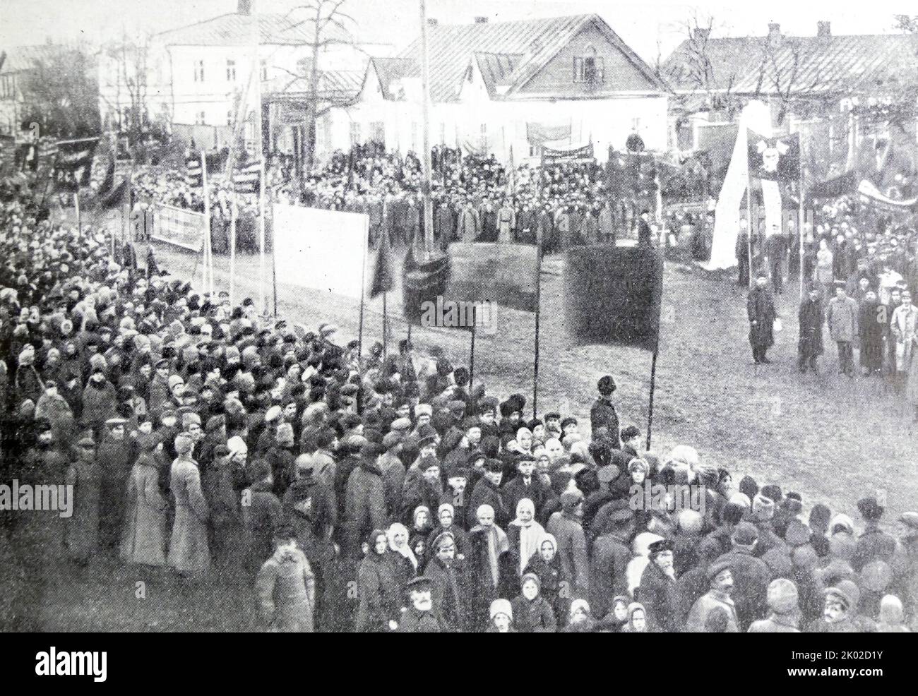 Les travailleurs du gus-khrustalniy du comté de Vladimirskaya saluent l'établissement du gouvernement soviétique dans la ville. 1917. &#13;&#10; Banque D'Images