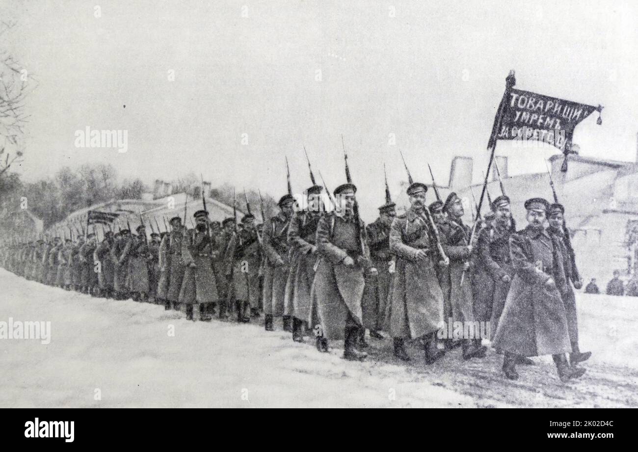 Les soldats de la révolution marchaient vers le front à Narva. Février 1918. Banque D'Images