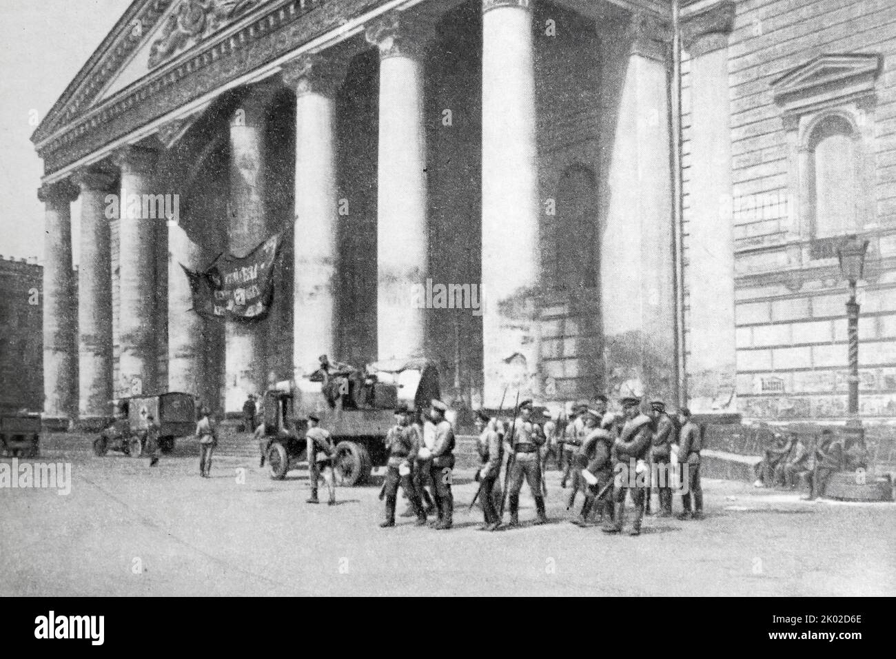 Les soldats de la garde rouge sécurisent le théâtre Bolchoï lors de la rébellion des socialistes révolutionnaires de gauche. Juillet 1918. &#13;&#10; Banque D'Images