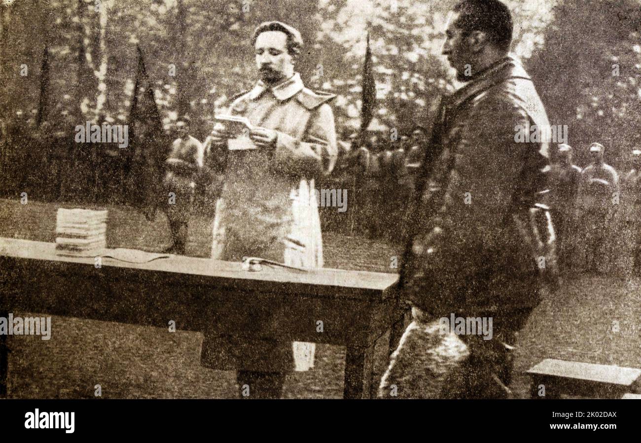 Acceptation de la promesse solennelle des soldats de l'Armée rouge du front sud. Le texte est lu par le président de l'inspection militaire supérieure N.I. Podvoisky, à côté de lui commandant de division V.I. Kikvidze. (Une photo).&#13;&#10; Banque D'Images
