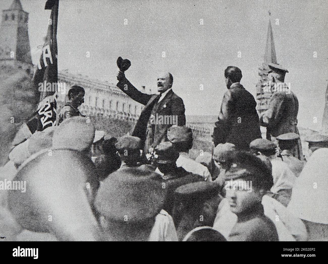 Vladimir Lénine sur la place Rouge, il prononce un discours d'une voiture aux troupes Vsevobuch (entraînement militaire général). 25 mai 1919. Photographe - Smirnov N. Banque D'Images