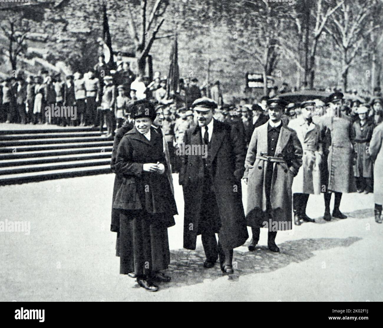 Vladimir Lénine avec Krupskaya et Ulyanova (sa sœur), sur la place Rouge pendant les vacances des troupes Vsevobuch (formation militaire générale). 1919,25 mai. Moscou. Photographe - K.A. Kuznetsov Banque D'Images