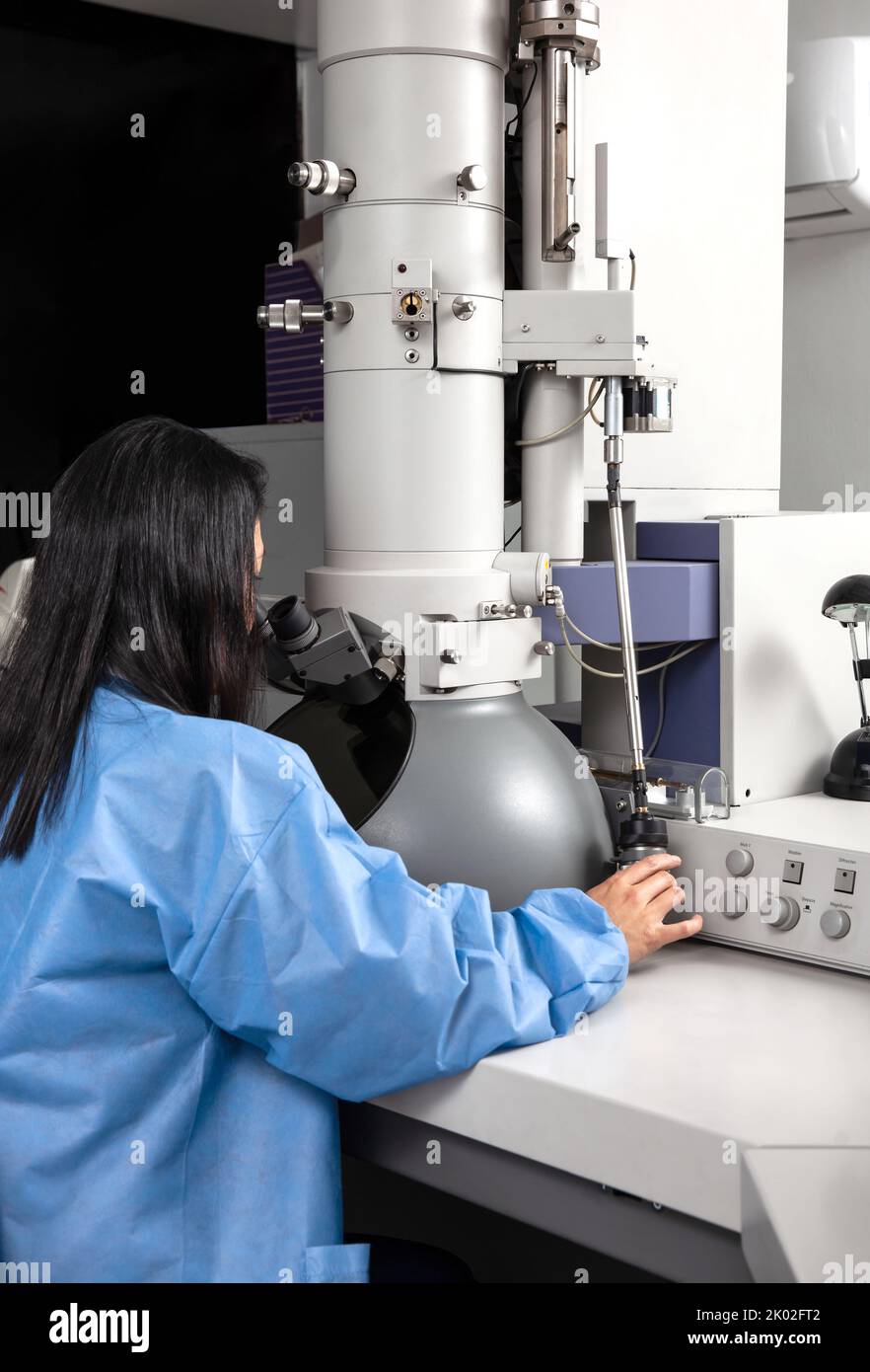 Jeune scientifique féminine travaillant au laboratoire avec un microscope électronique Banque D'Images