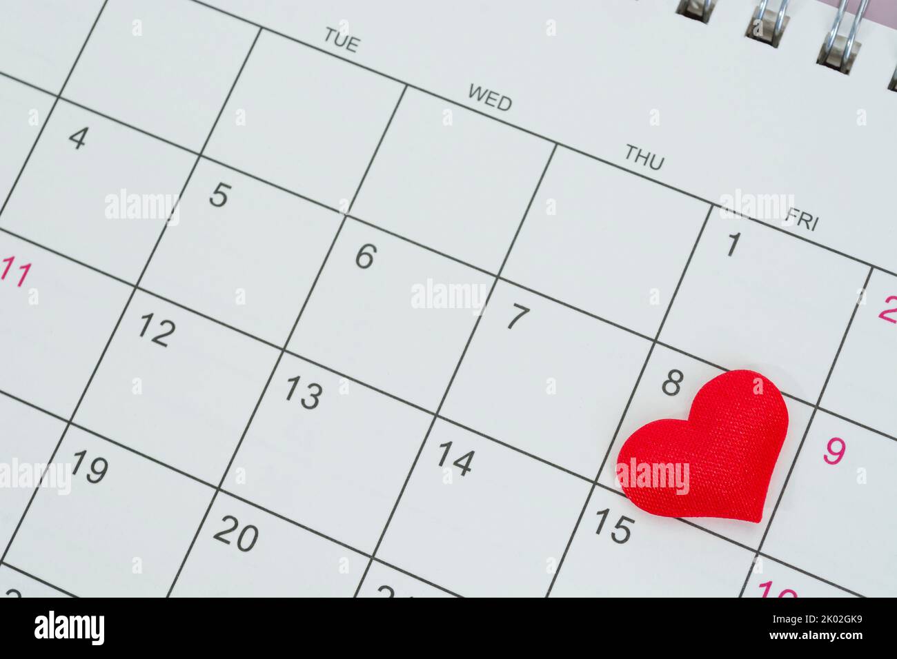 Forme de coeur rouge à la date du 8th jour dans le calendrier. Banque D'Images