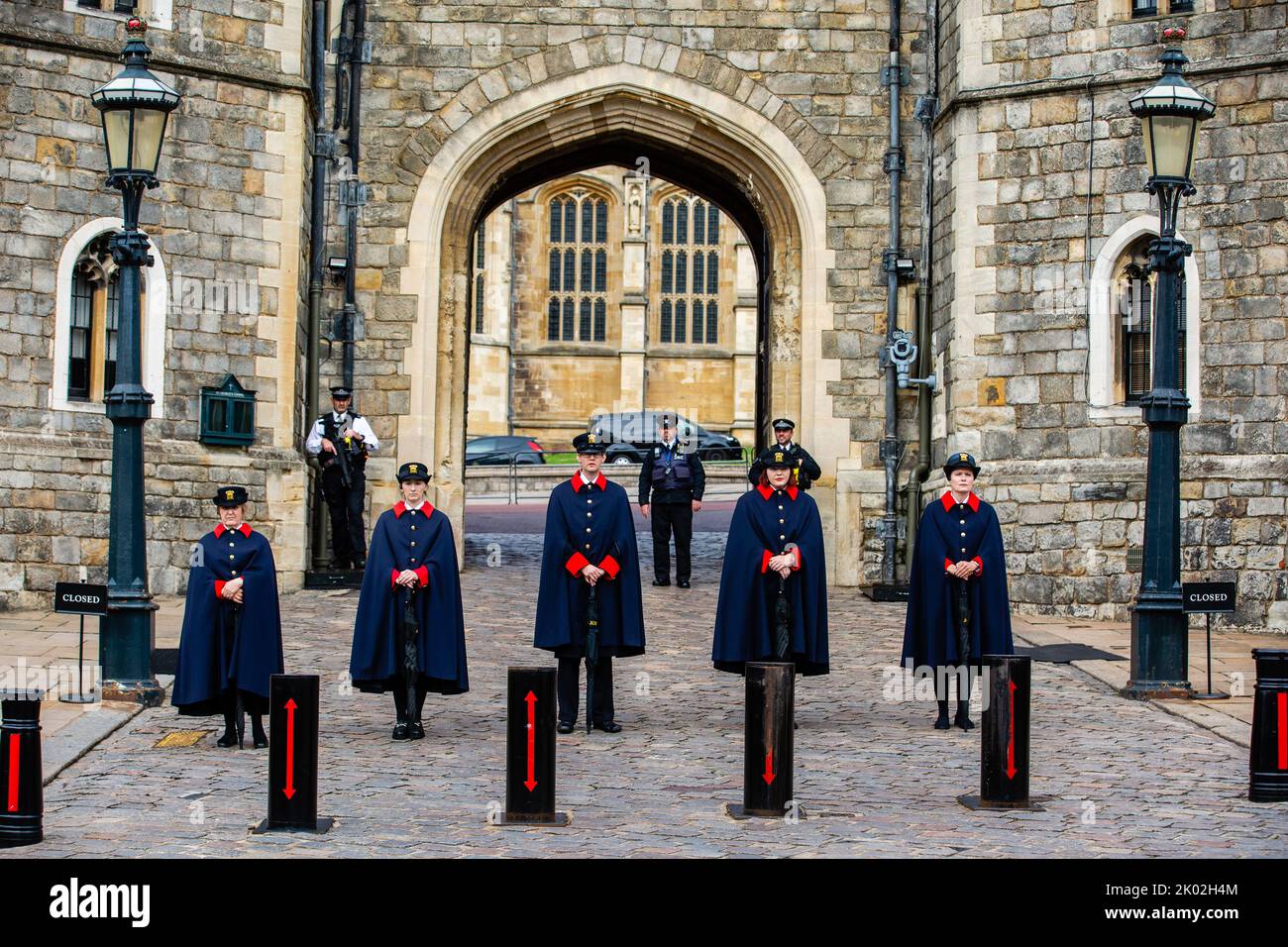 Windsor, Royaume-Uni. 9th septembre 2022. Des gardes se tiennent à l'extérieur de la porte du roi Henri VIII du château de Windsor un jour après la mort de la reine Elizabeth II La reine Elizabeth II, le monarque le plus longtemps au pouvoir au Royaume-Uni, est décédée à Balmoral à l'âge de 96 ans après un règne de 70 ans. Crédit : Mark Kerrison/Alamy Live News Banque D'Images