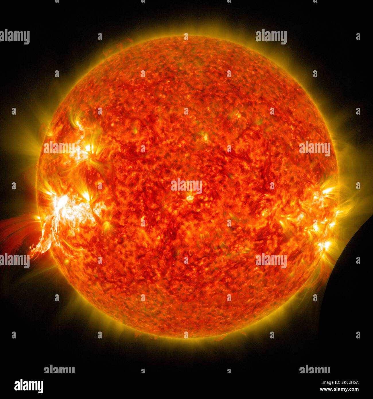 Éruption d'une éruption solaire et d'un transit lunaire Banque D'Images