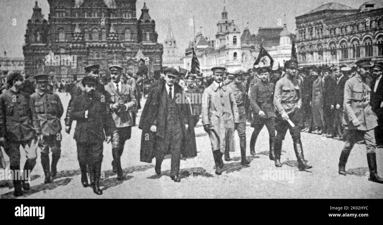 Vladimir Lénine avec des dirigeants soviétiques sur la place Rouge, Moscou, Russie. 25 mai 1919. Banque D'Images