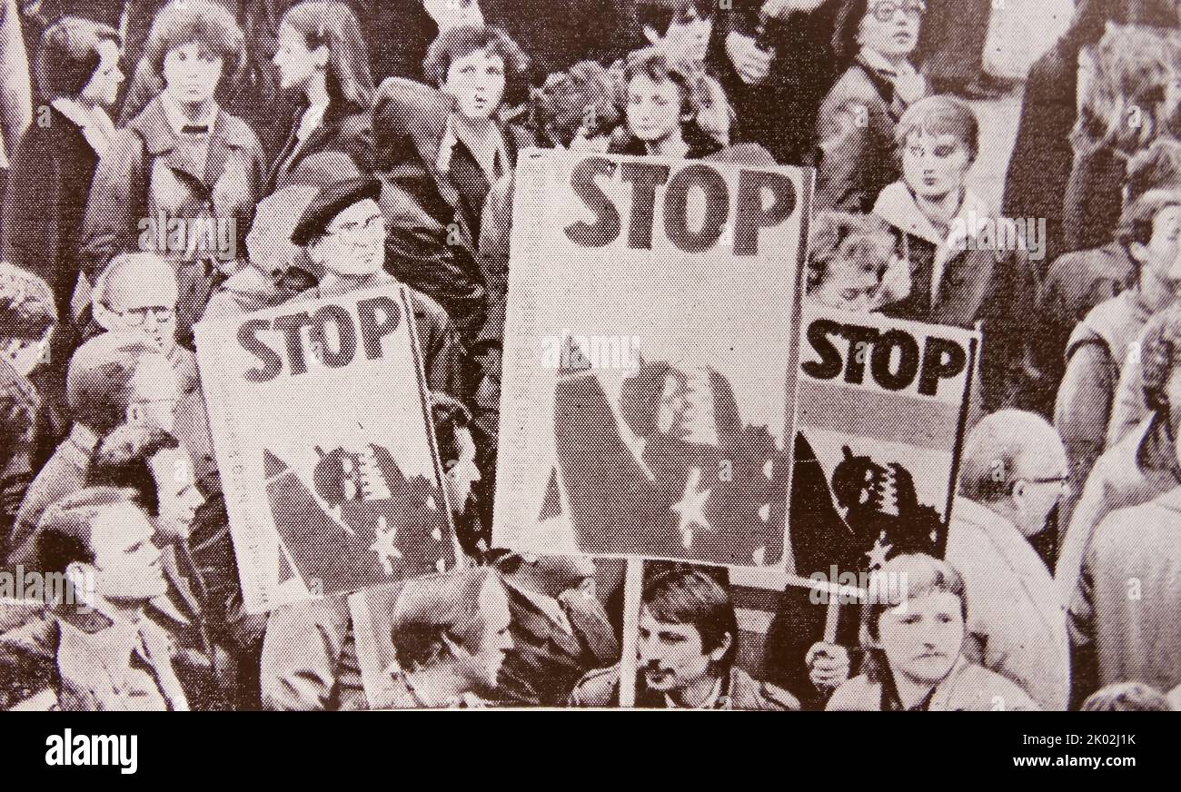 Participants à un rassemblement de milliers de personnes pour protester contre les armes nucléaires. Allemagne de l'est DDR, 1983 Banque D'Images