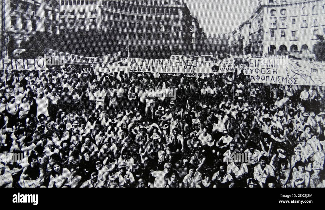 Un rassemblement de protestation contre la course aux armements, Athènes, Grèce, 1983 Banque D'Images