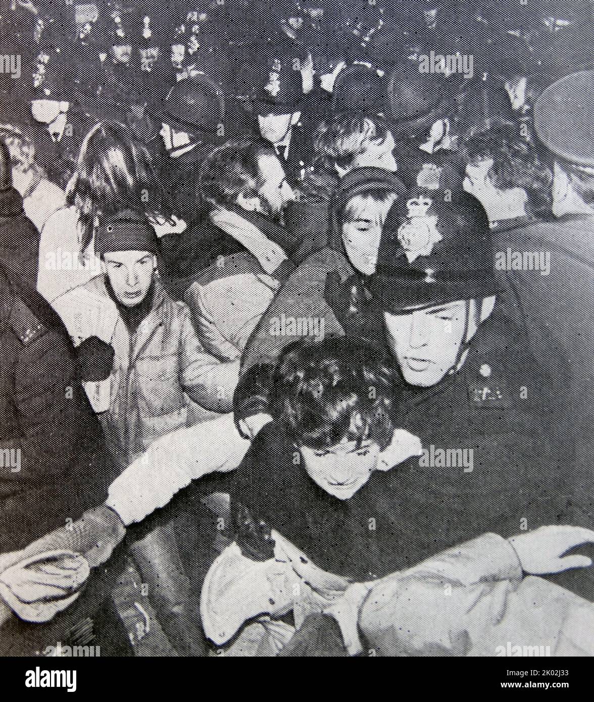 La police dispersa les partisans anglais de la paix dans une base de l'US Air Force à Greenham Common. Angleterre 1984 Banque D'Images