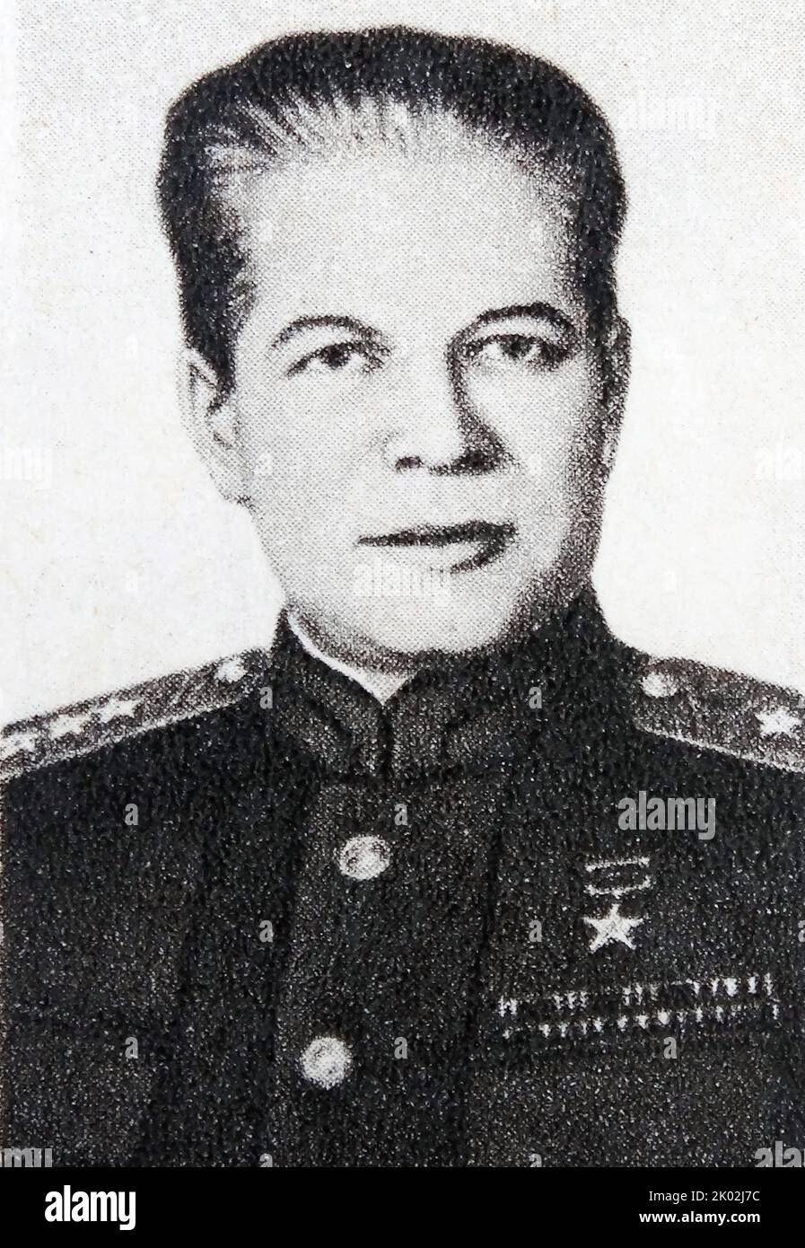 Dmitriy Fyodorovich Ustinov (1908 - 1984) maréchal de l'Union soviétique et politicien soviétique pendant la Guerre froide. Ministre de la défense de l'Union soviétique de 1976 à sa mort en 1984. Alors qu'il était membre du Comité populaire des armements pendant la Seconde Guerre mondiale, il a réussi à établir une distinction au sein des rangs du parti en supervisant avec succès l'évacuation des industries de Leningrad vers les montagnes de l'Oural. À la fin de la guerre, il a été chargé de saisir les matières premières, les scientifiques et les recherches laissés par le programme de missiles de l'Allemagne. Banque D'Images