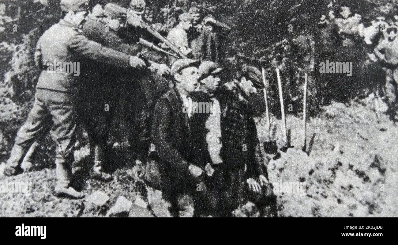 Des soldats allemands ont tiré sur des civils en URSS 1941 Banque D'Images