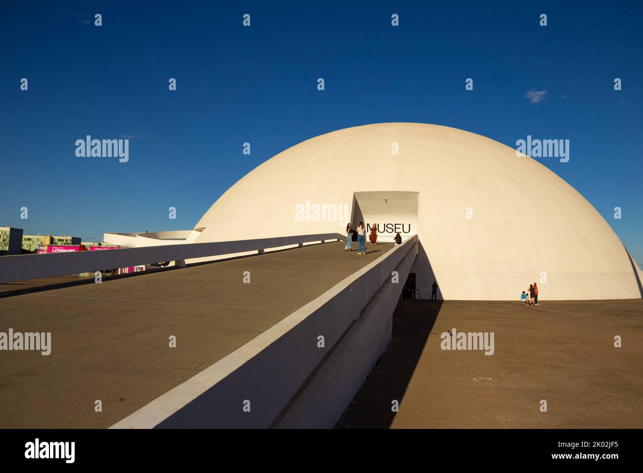 Brasília, District fédéral, Brésil – 23 juillet 2022: Musée national de la République avec quelques personnes sur la rampe, un jour clair avec le ciel bleu. Banque D'Images