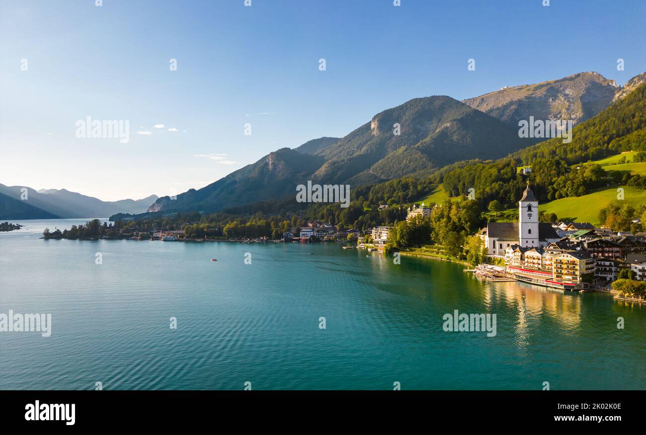 Belle vue aérienne du village populaire de Sankt Wolfgang im Salzkammergut. Montagnes alpines, église et Wolfgangsee. Haute-Autriche, Salzbourg. Banque D'Images