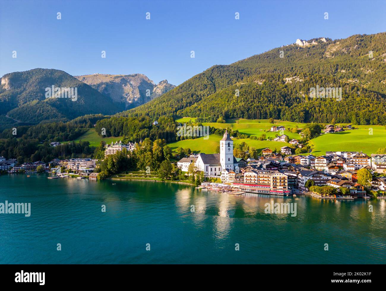 Belle vue aérienne du village populaire de Sankt Wolfgang im Salzkammergut. Montagnes alpines, église et Wolfgangsee. Haute-Autriche, Salzbourg. Banque D'Images