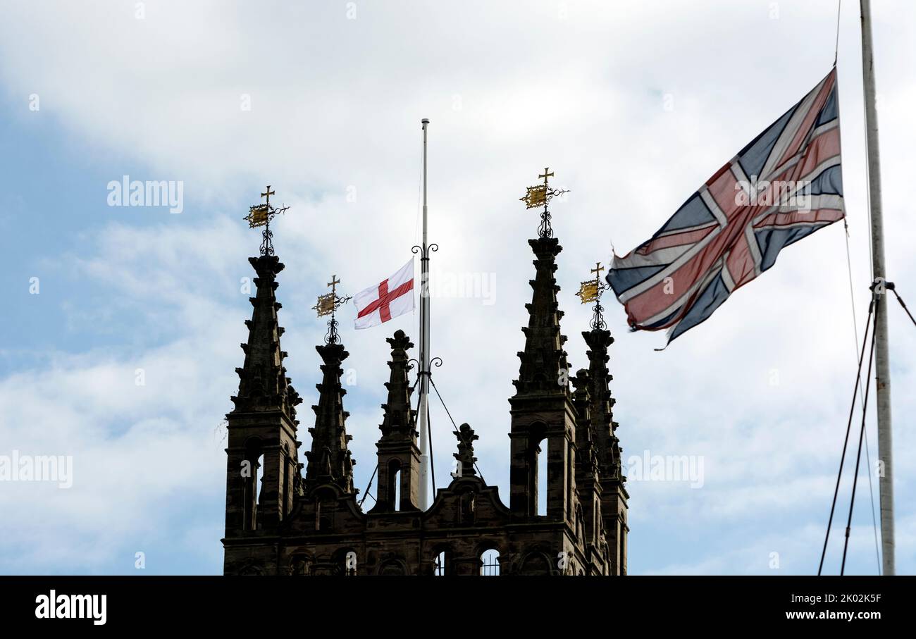 Drapeaux en Berne sur l'église Sainte-Marie et le Shire Hall marquant la mort de la reine, Warwick, Warwickshire, Royaume-Uni. Septembre 2022 Banque D'Images