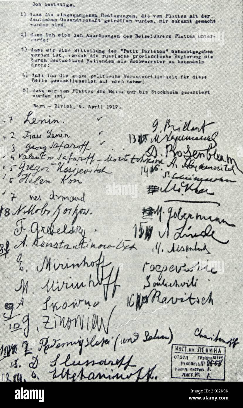 Le texte confirmant les conditions de voyage du gouvernement allemand à travers l'Allemagne pour les exilés bolcheviques russes. Signé par divers dirigeants dont Lénine 1917 Banque D'Images