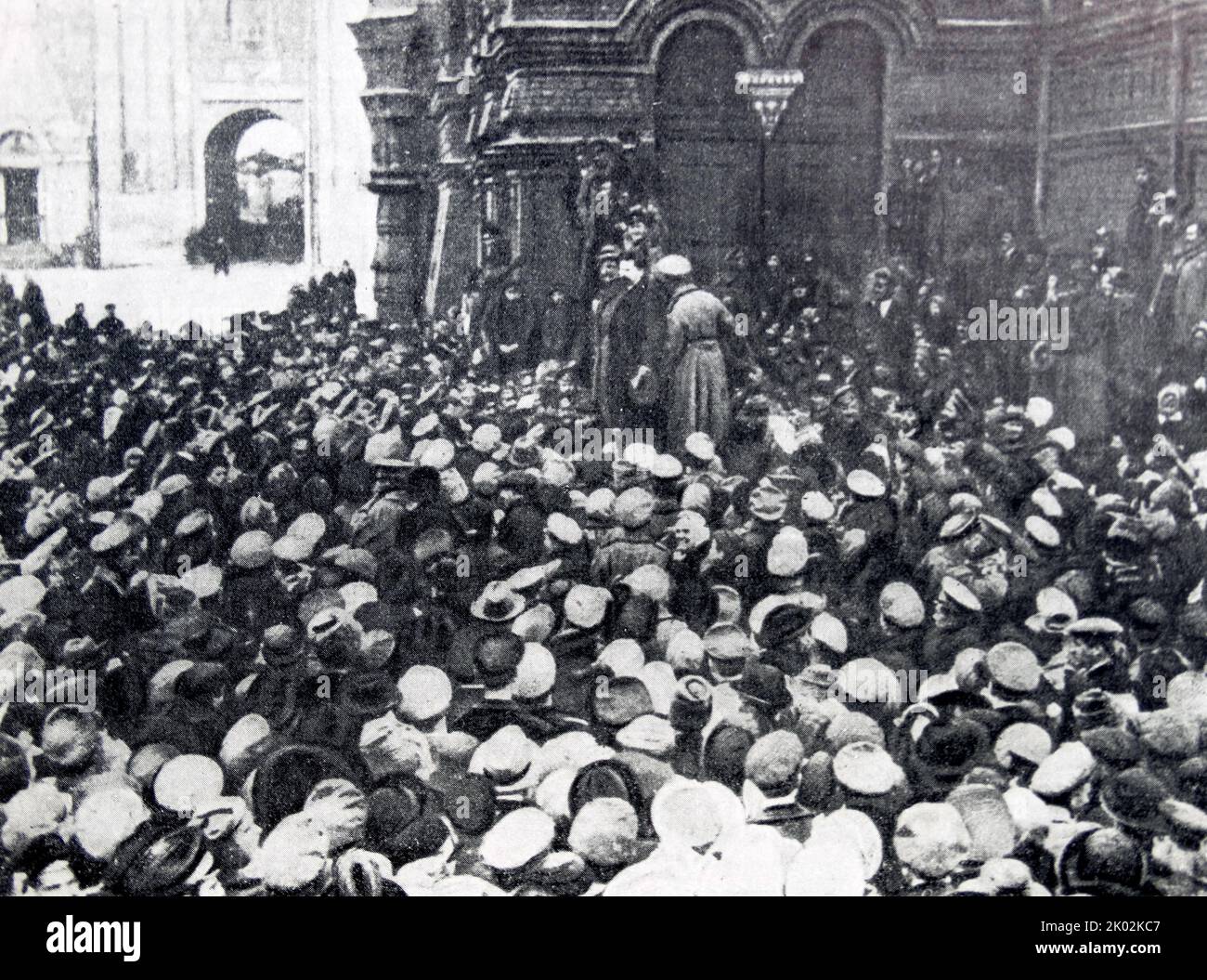 Discours de la V.P. Bolchevik Nogin lors d'un rassemblement près de la construction du Musée historique de Moscou pendant la Révolution russe février 1917 Banque D'Images