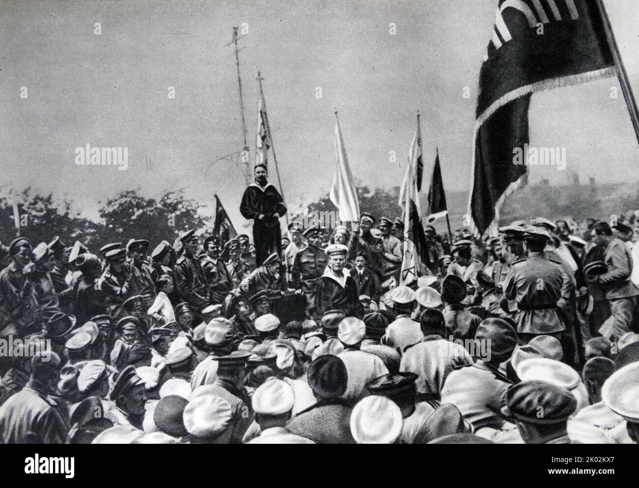 Lors d'un rassemblement à Sébastopol, les marins bolcheviques de la flotte Baltique pressent les marins et les soldats de la garnison de Sébastopol de se battre pour le pouvoir des Soviétiques. Banque D'Images