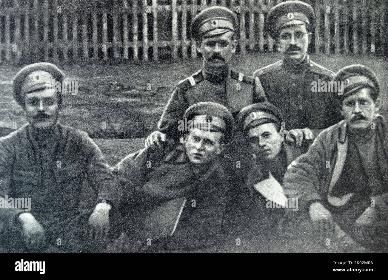 Les membres bolcheviques du comité régimentaire du régiment sibérien de 1st. Deuxième à gauche dans la rangée avant Banque D'Images