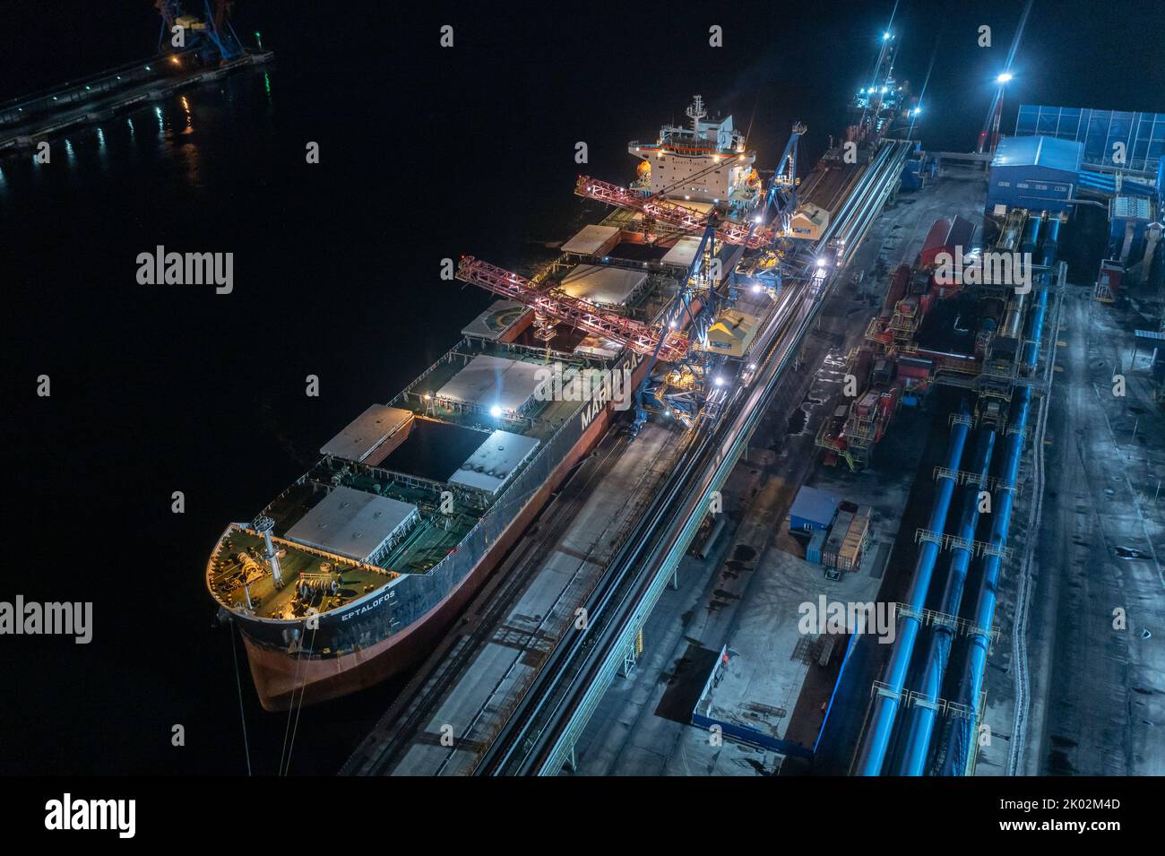 Nakhodka, Russie - 8 août 2022: Les navires de mer sont chargés à un amarrage la nuit. Banque D'Images