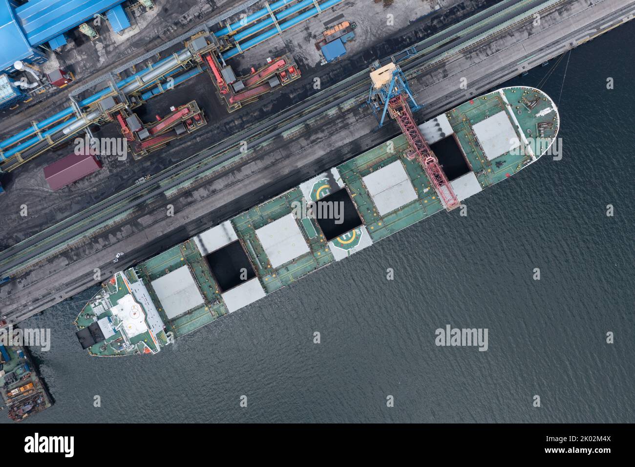 Nakhodka, Russie - 8 août 2022: Les navires de mer sont chargés à un amarrage. Banque D'Images