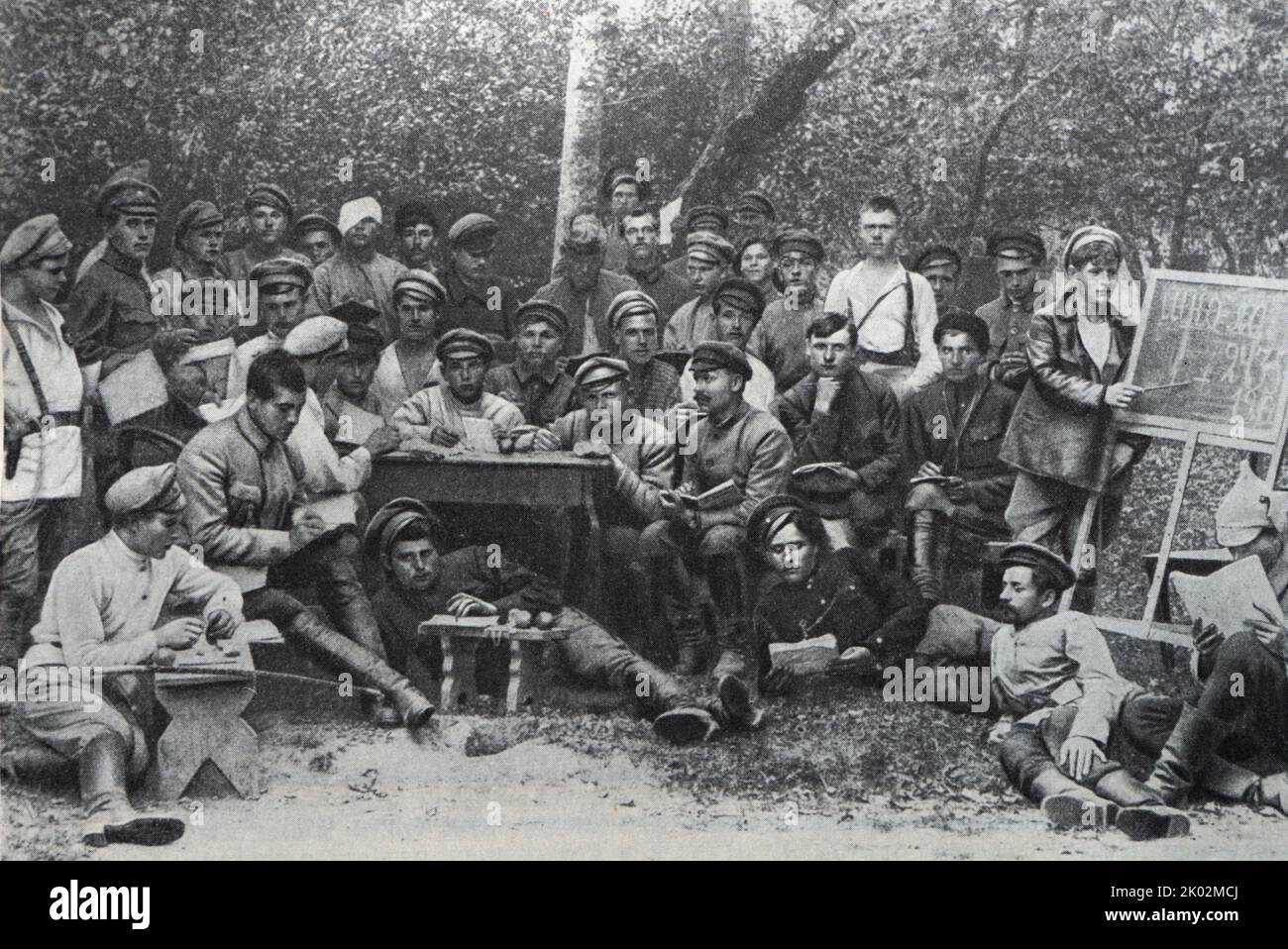 Cadets en classe au département politique de l'Armée rouge de 1st. Galice, 1920. Photo. Banque D'Images