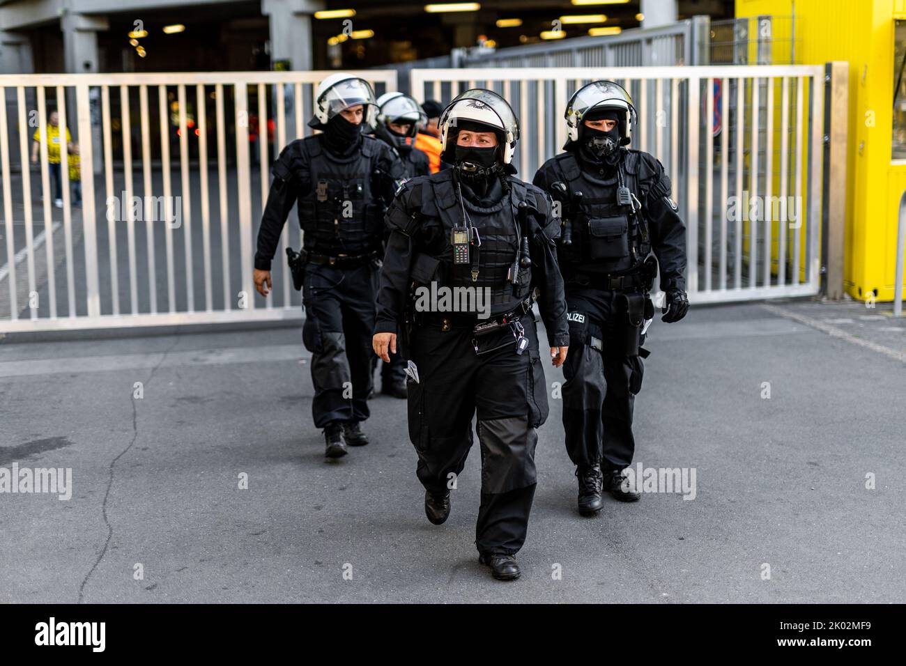 Dortmund, Allemagne. 06th, septembre 2022. La police allemande en tenue anti-émeute lors du match de l'UEFA Champions League entre Dortmund et le FC Copenhagen au parc signal Iduna de Dortmund. (Crédit photo: Gonzales photo - Dejan Obretkovic). Banque D'Images