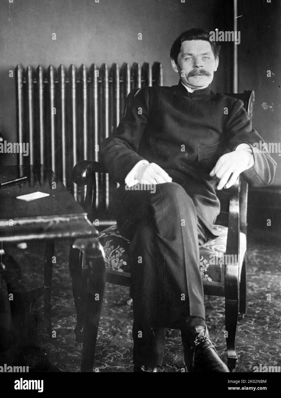 Maxim Gorky (1868 - 1936), écrivain russe et soviétique, fondateur de la méthode littéraire de réalisme socialiste, et militant politique. Gorky était actif dans le mouvement communiste marxiste émergent. Il s'est publiquement opposé au régime tsariste et s'est associé pendant un temps étroitement à l'aile bolchevique du parti de Vladimir Lénine et d'Alexandre Bogdanov. Pendant une grande partie de sa vie, il a été exilé de Russie et plus tard de l'Union soviétique. En 1932, il revint en URSS sur l'invitation personnelle de Joseph Staline et y habita jusqu'à sa mort en juin 1936. Banque D'Images