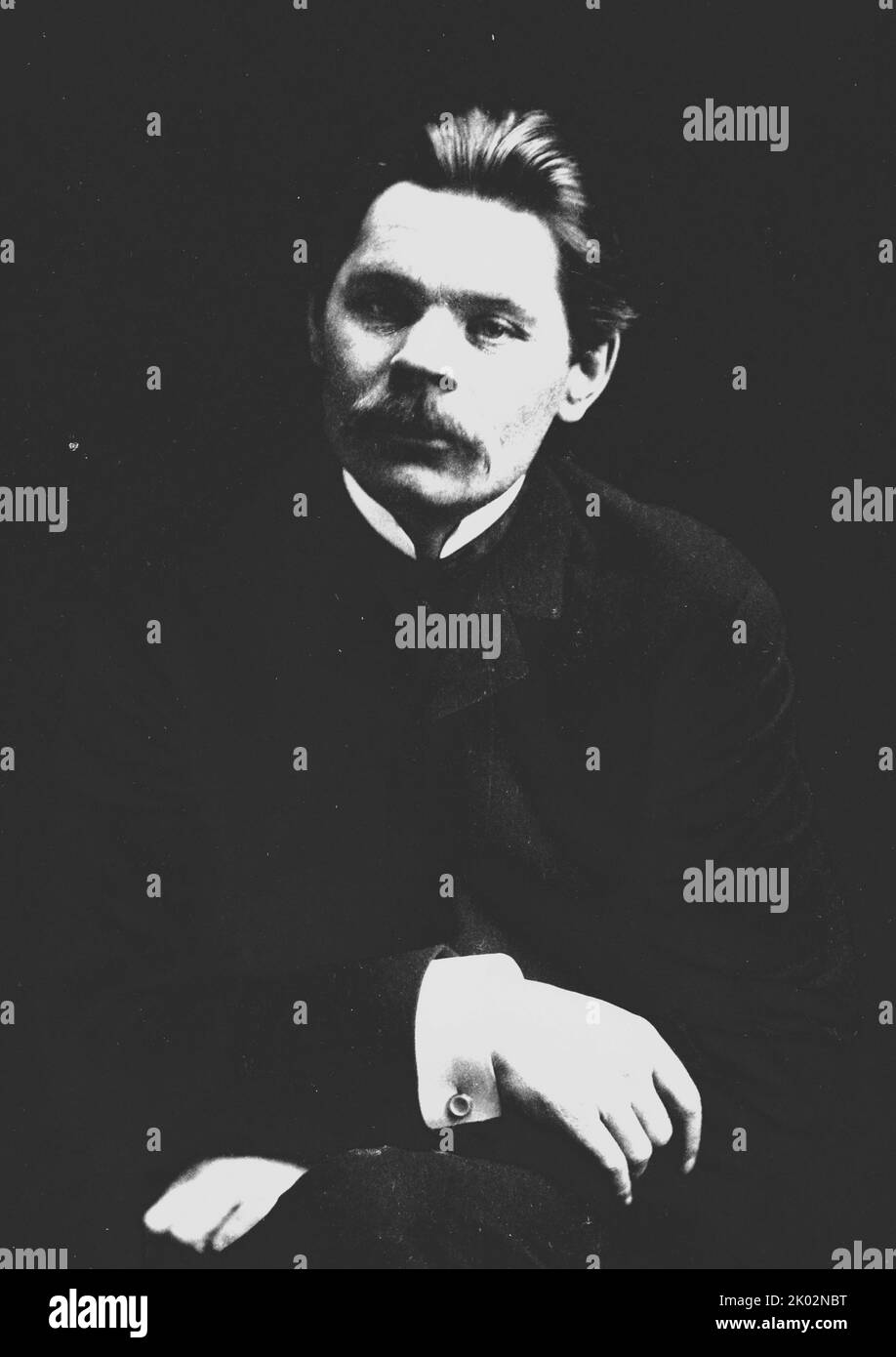 Maxim Gorky (1868 - 1936), écrivain russe et soviétique, fondateur de la méthode littéraire de réalisme socialiste, et militant politique. Gorky était actif dans le mouvement communiste marxiste émergent. Il s'est publiquement opposé au régime tsariste et s'est associé pendant un temps étroitement à l'aile bolchevique du parti de Vladimir Lénine et d'Alexandre Bogdanov. Pendant une grande partie de sa vie, il a été exilé de Russie et plus tard de l'Union soviétique. En 1932, il revint en URSS sur l'invitation personnelle de Joseph Staline et y habita jusqu'à sa mort en juin 1936. Banque D'Images