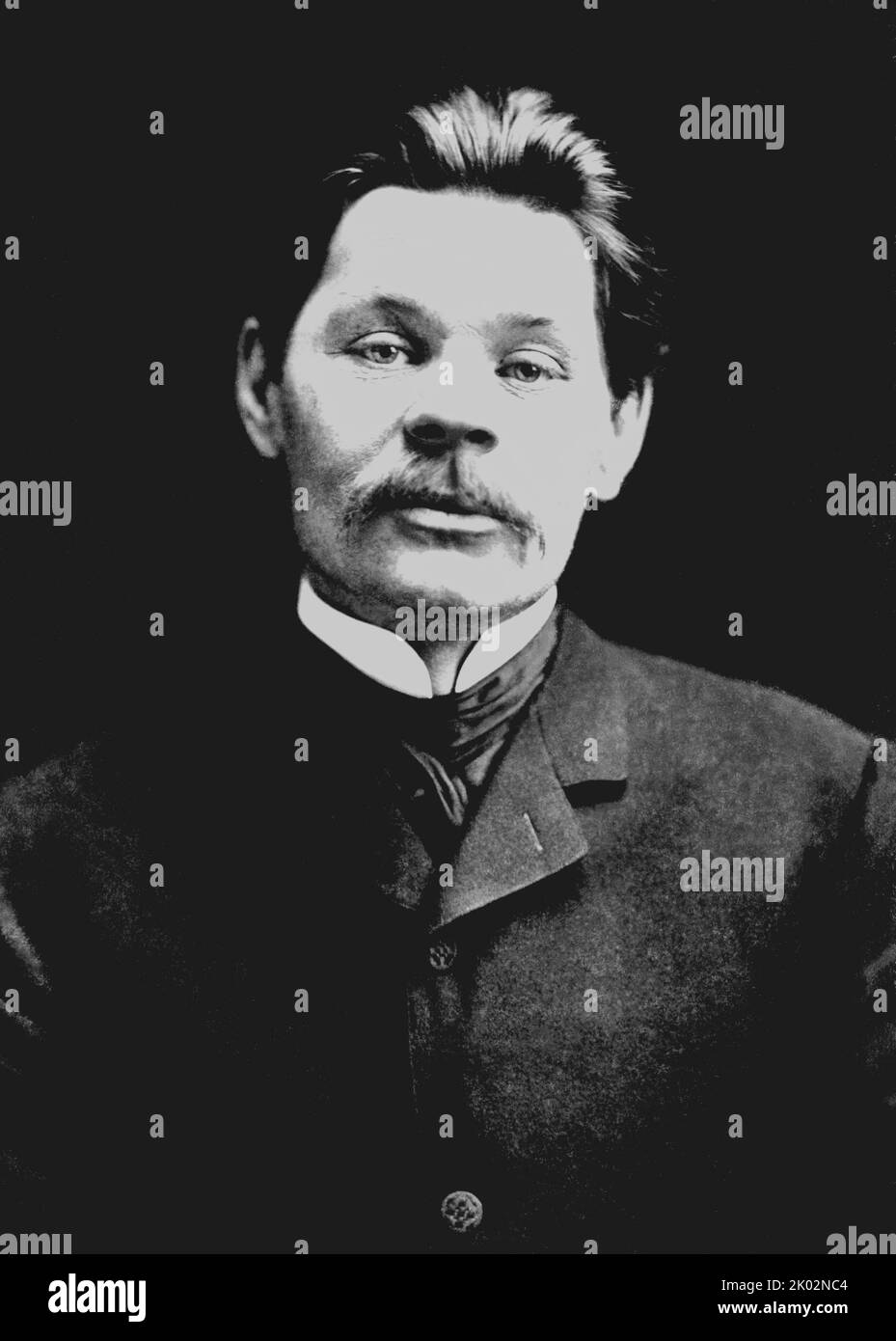 Maxim Gorky (1868 - 1936), écrivain russe et soviétique, fondateur de la méthode littéraire de réalisme socialiste, et militant politique. Gorky était actif dans le mouvement communiste marxiste émergent. Il s'est publiquement opposé au régime tsariste et s'est associé pendant un temps étroitement à l'aile bolchevique du parti de Vladimir Lénine et d'Alexandre Bogdanov. Pendant une grande partie de sa vie, il a été exilé de Russie et plus tard de l'Union soviétique. En 1932, il revint en URSS sur l'invitation personnelle de Joseph Staline et y habita jusqu'à sa mort en juin 1936. Banque D'Images