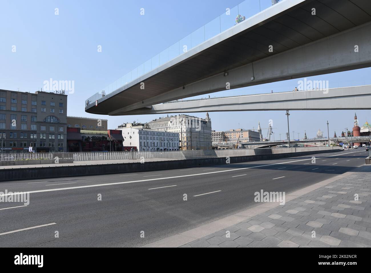 Un pont flottant dans le parc Zaryadye à Moscou, en Russie Banque D'Images