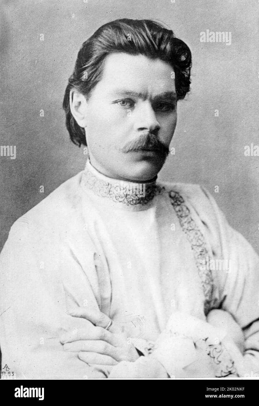 Maxim Gorky (1868 - 1936), écrivain russe et soviétique, fondateur de la méthode littéraire de réalisme socialiste, et militant politique. Gorky était actif dans le mouvement communiste marxiste émergent. Il s'est publiquement opposé au régime tsariste et s'est associé pendant un temps étroitement à l'aile bolchevique du parti de Vladimir Lénine et d'Alexandre Bogdanov. Pendant une grande partie de sa vie, il a été exilé de Russie et plus tard de l'Union soviétique. En 1932, il revint en URSS sur l'invitation personnelle de Joseph Staline et y habita jusqu'à sa mort en juin 1936. Banque D'Images