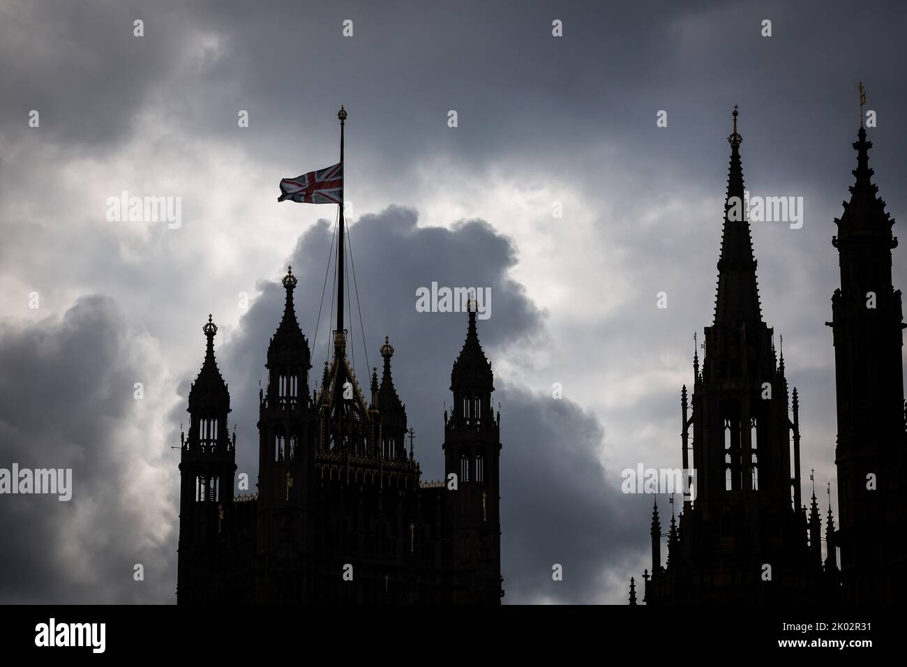 Londres, Royaume-Uni. 09th septembre 2022. Un drapeau britannique sur la Chambre du Parlement vole en Berne. La reine britannique Elizabeth II meurt le 08.09.2022 à l'âge de 96 ans. Credit: Christian Charisius/dpa/Alay Live News Banque D'Images