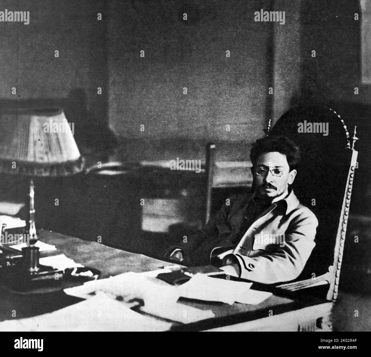 N-1. M. Sverdlov. Moscou, 1918. Photo de P. Otsup. Solomon Mikhaïlovich Sverdlov, 3 juin 1885 - 16 mars 1919), connu par les pseudonymes Andrei, Mikhalych, Max, Smirnov, Permyakov, Jacob a été administrateur du parti bolchevique et président du Comité exécutif central de la Russie de 1917 à 1919. Le poste de président du Comité exécutif central de la Russie était officiellement le poste d'État le plus élevé de la République socialiste fédérative soviétique de Russie Sverdlov est parfois considéré comme le premier chef d'État de l'Union soviétique bien qu'il n'ait été créé qu'en 1922, trois ans après Banque D'Images