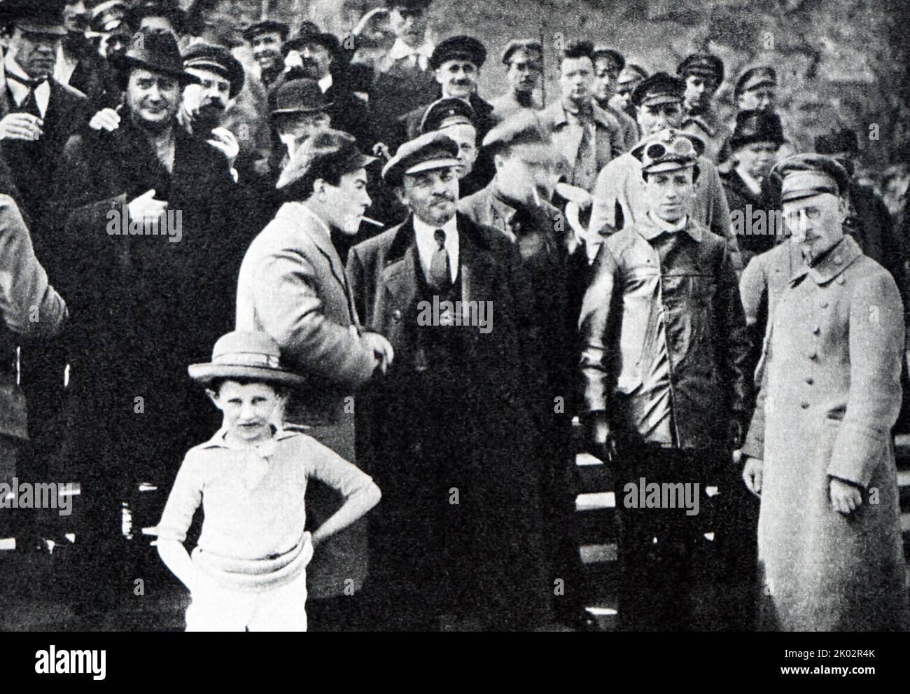 Vladimir Lénine sur la place Rouge pendant le défilé des troupes Vsevobuch. 1919, 25 mai. Moscou. Photographe - D. S. Davidson Banque D'Images