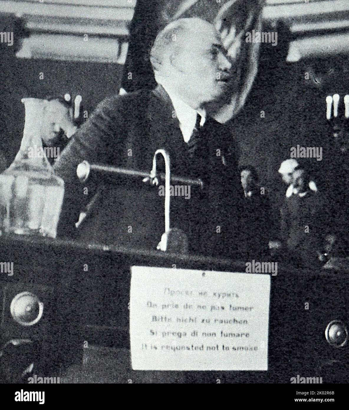 Vladimir Lénine présente un rapport sur la situation internationale et les principales tâches de l'internationale communiste lors d'une réunion du deuxième congrès de l'internationale communiste au Palais Uritsky (Palais Tauride). 1920, 19 juillet, Petrograd. Original. Photographe inconnu. Banque D'Images