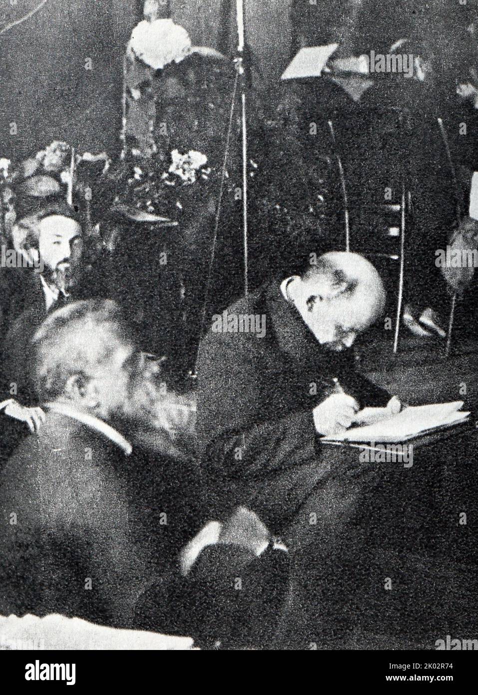 Vladimir Lénine sur les marches de la tribune lors d'une réunion du troisième congrès de l'internationale communiste dans l'ancienne salle Andreevsky du Kremlin. 1921, 28 juin. Moscou. Original. Photographe - Bulla V. K. Banque D'Images