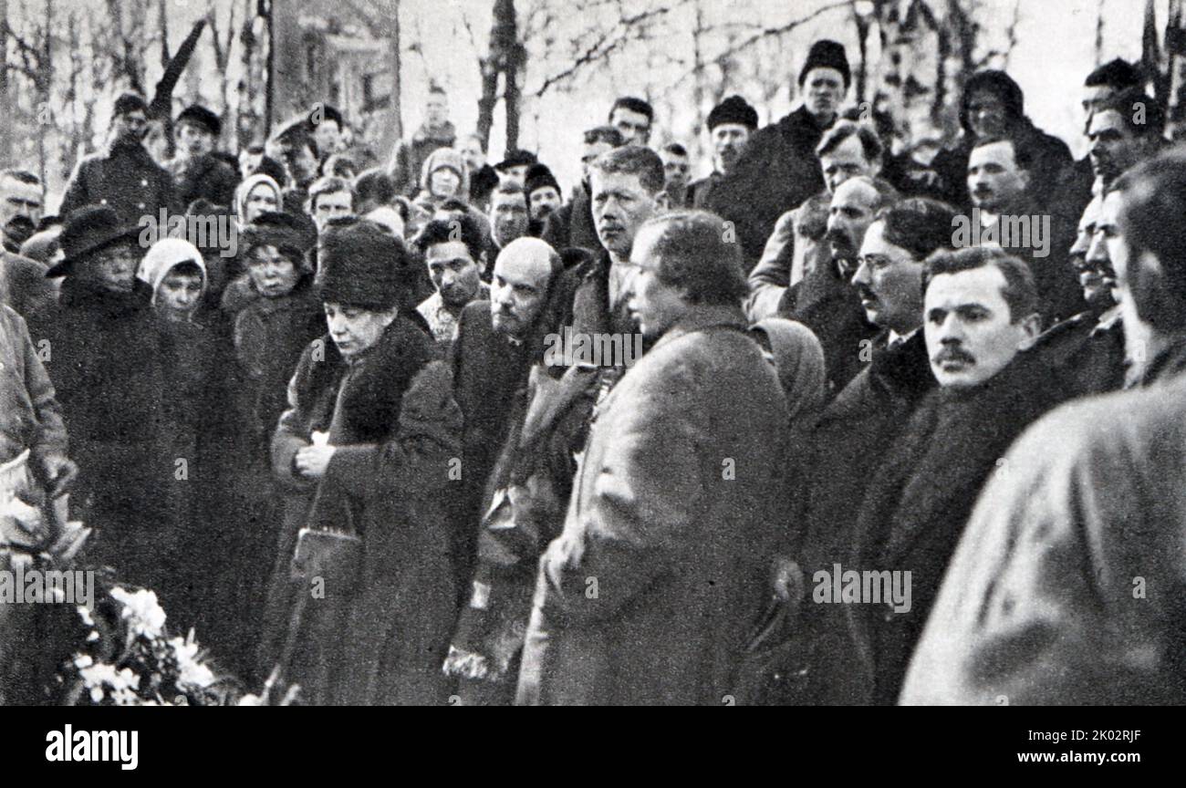 Lénine V. I. , Elizarova A. I. aux funérailles de M. T. Elizarov au cimetière de Volkovo. 1919, 13 mars. Petrograd. Original. Steinberg Ya. M. T. Elizarov était commissaire populaire des chemins de fer de la République socialiste fédérative soviétique de Russie Banque D'Images