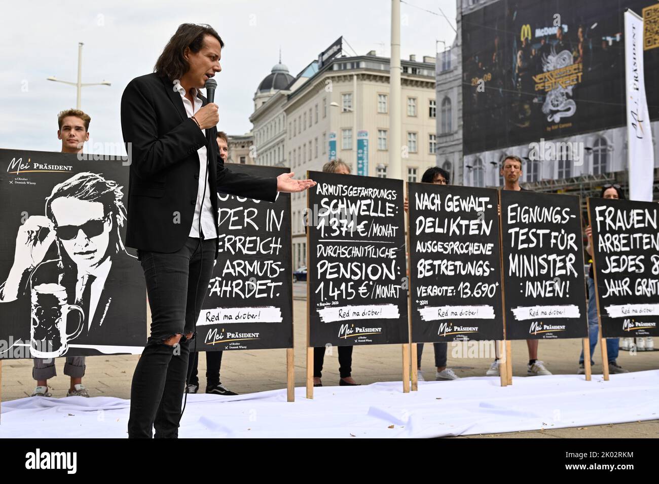 Vienne, Autriche. 09th septembre 2022. Le candidat à la présidence Dominik Wlazny (Marco Pogo) présente sa campagne d'affiches sur la place des droits de l'homme à Vienne Banque D'Images