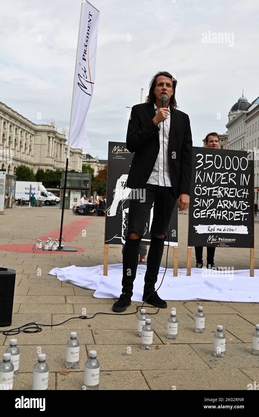 Vienne, Autriche. 09th septembre 2022. Le candidat à la présidence Dominik Wlazny (Marco Pogo) présente sa campagne d'affiches sur la place des droits de l'homme à Vienne Banque D'Images