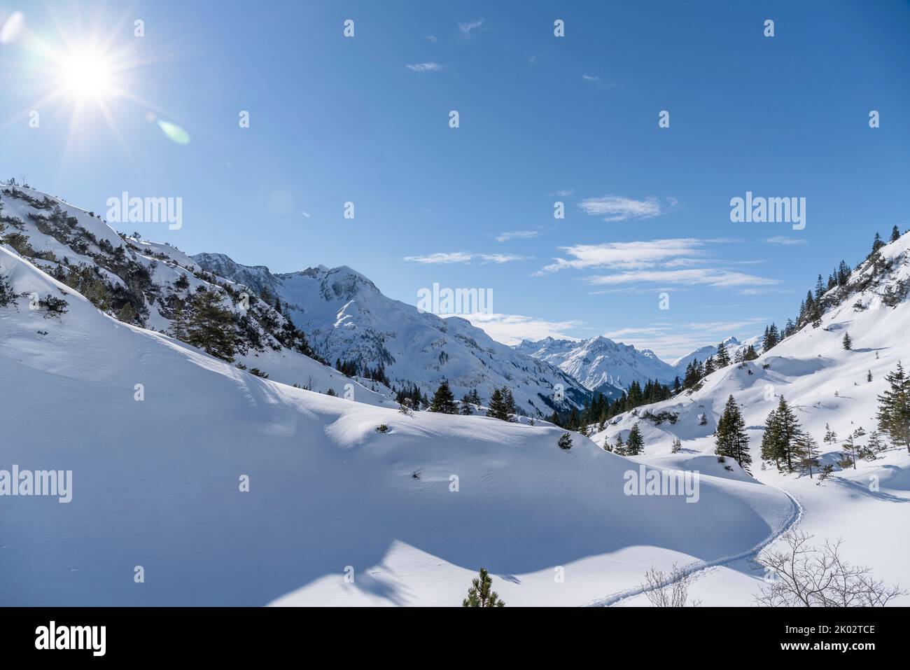 Randonnée en raquettes sur l'Arlberg, pistes dans la neige Banque D'Images