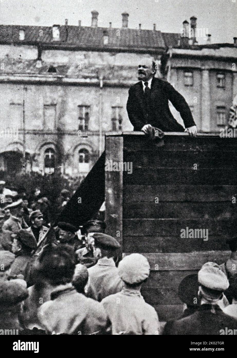 Vladimir Lénine prononce un discours sur la place Sverdlov lors du défilé des troupes partant pour le front polonais. Banque D'Images