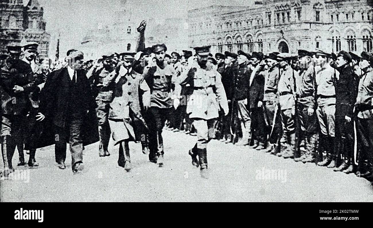 Vladimir Lénine contourne le front des troupes Vsevobuch (formation militaire générale) sur la place Rouge. 1919, 25 mai. Moscou. Photographe - Smirnov N. Banque D'Images