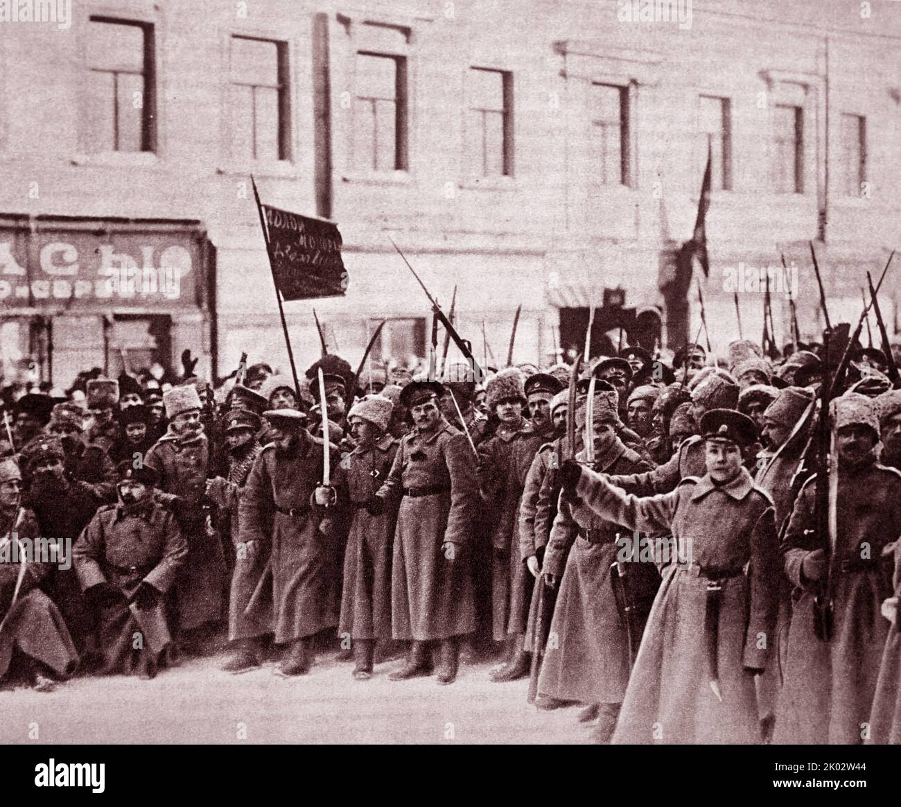 Un groupe de soldats révolutionnaires de la garnison militaire de Petrograd qui se sont rendus du côté du peuple insurgé. Petrograd, février 1917. Photo de K. Bulla. Banque D'Images