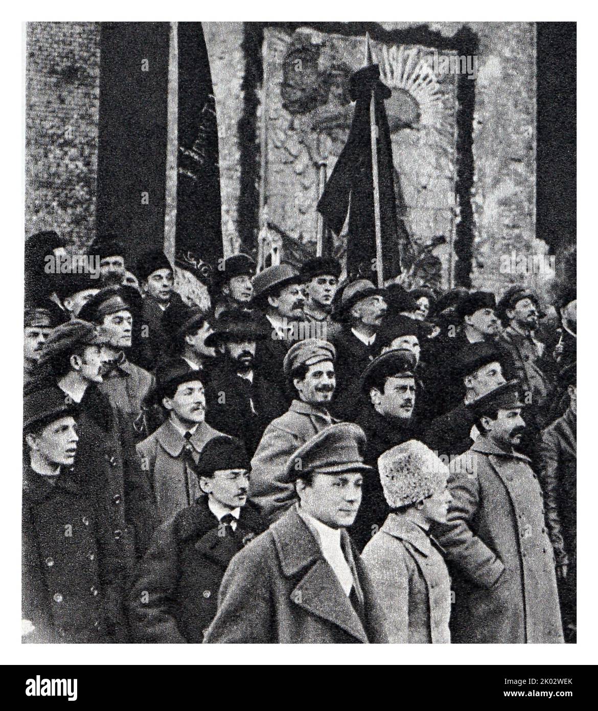 Lénine V. I. , Sverdlov ya. M. Bolchevik administrateur du parti et président du Comité exécutif central de la Russie de 1917 à 1919. Sur la place Rouge près du mur du Kremlin lors d'une manifestation de travailleurs consacrée au premier anniversaire de la Grande Révolution socialiste d'octobre. 1918, 7 novembre. Moscou. Leonidov L. ya. Banque D'Images