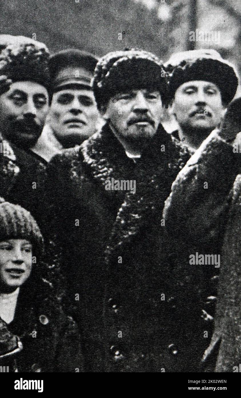 Vladimir Lénine sur la place Rouge lors d'une manifestation de travailleurs pour célébrer le deuxième anniversaire de la grande révolution socialiste d'octobre. 1919, 7 novembre, Moscou. Original. Photographe - Leonidov L. ya. Banque D'Images