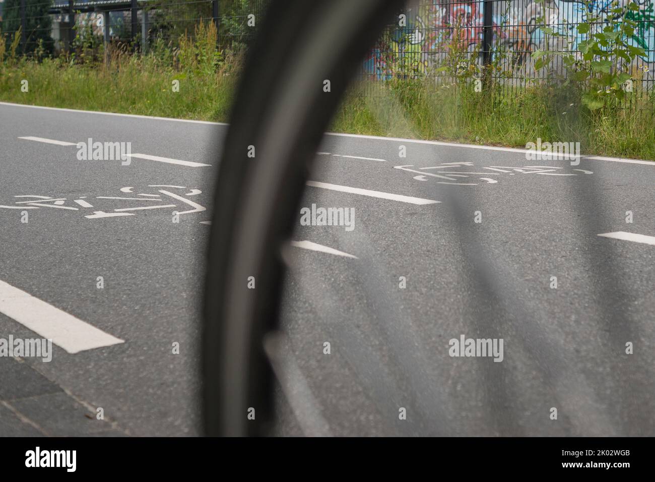 Vélo, rayons de vélo, mise au point en arrière-plan, piste cyclable, grande ville, urbanité, sans émission Banque D'Images